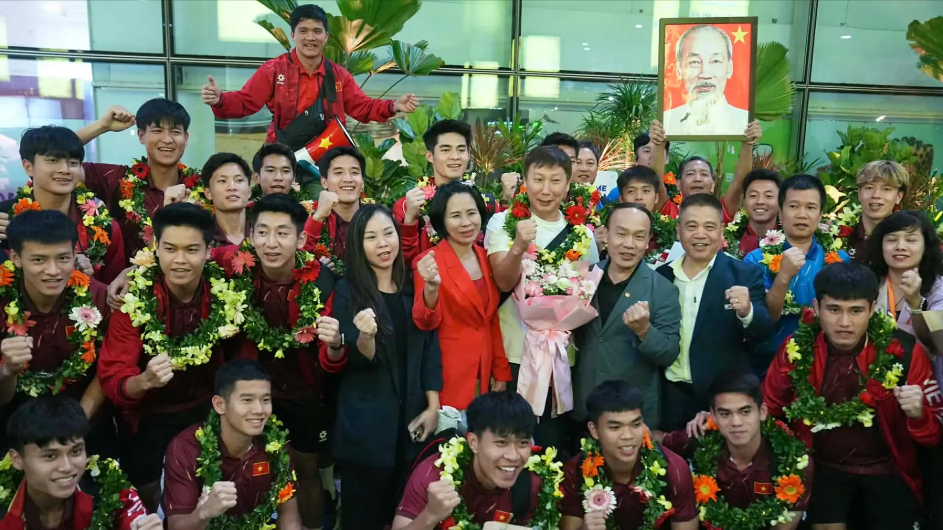 Đội tuyển U22 về nước sau thành công ở SEA Games 33